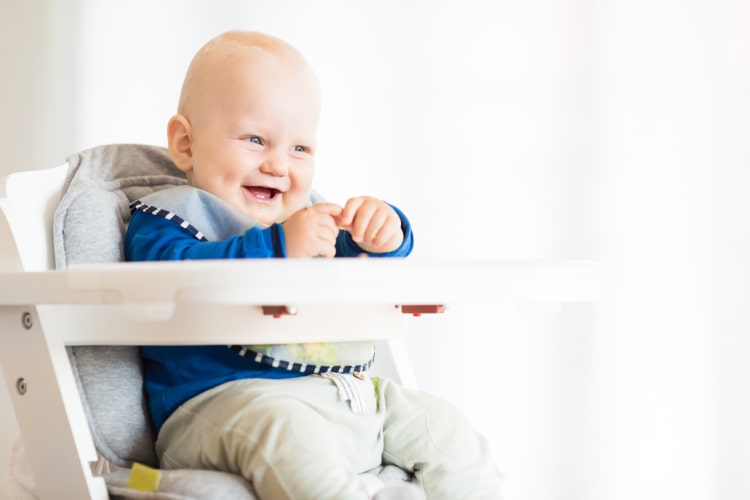 baby-boy-eating-with-blw-method-baby-led-weaning-2024-09-11-19-58-06-utc-min