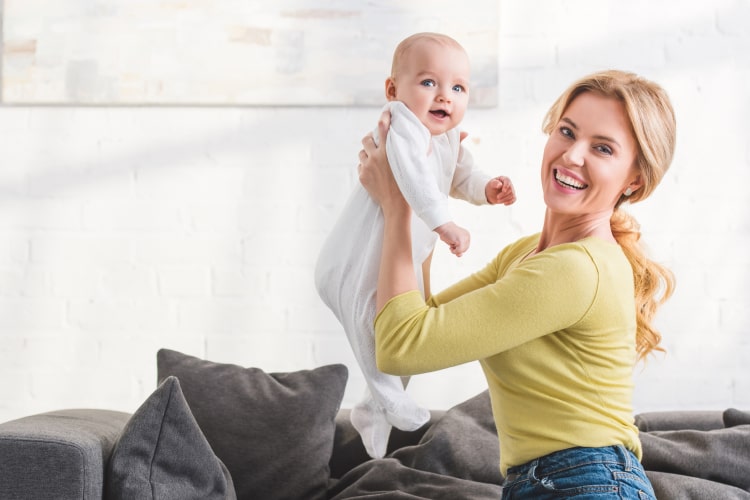 happy-mother-holding-beautiful-infant-child-and-sm-2024-11-17-12-49-09-utc-min
